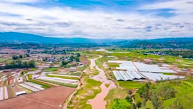 4K延时中国西部农业耕地灌溉河流视频的预览图